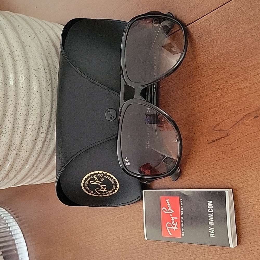 RAY BAN sunglassed